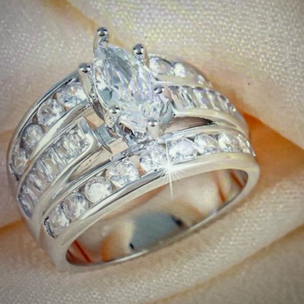 ⭐️🆕 Elegant Silver Ring with Clear Stones - Picture 3 of 7